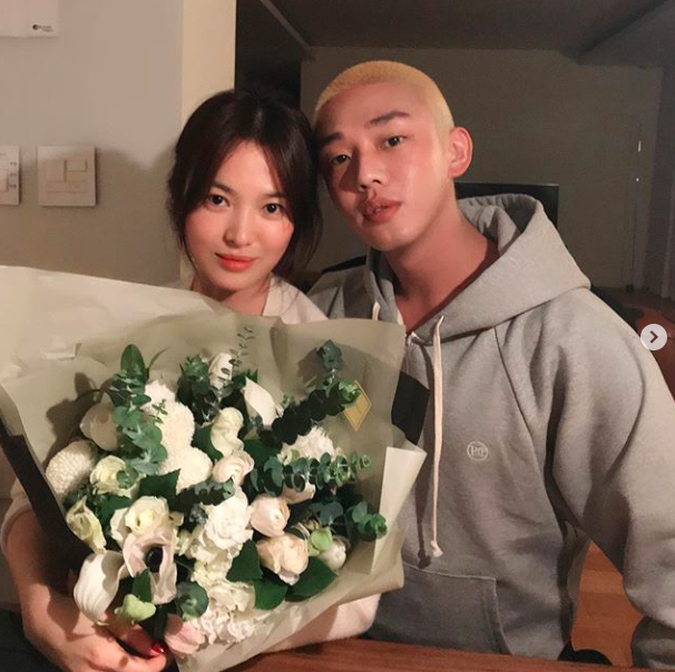 Actor Song Hye-kyo and Yo Ah-in have been caught up in the recent situation.Yoo Ah-in posted two photos on his personal SNS on Tuesday afternoon, along with an article entitled Long Live the Queen (LONG LIVE THE QUEEN).The photo showed Yo Ah-in and Song Hye-kyo together; Song Hye-kyo in the photo held a large white bouquet in his arms and smiled.Yo Ah-in wore a grey hoodie shirt with her short-cut hair dyed yellow; Yo Ah-in drew attention by showing a laugh while leaning on Song Hye-kyo.Song Hye-kyo also showed a bright smile and created a friendly atmosphere.Especially on this day, Song Hye-kyos birthday is said to have been celebrated with a bouquet of flowers for Song Hye-kyos birthday.Yoo Ah-in is set to appear in the 2020 film Without Sound./