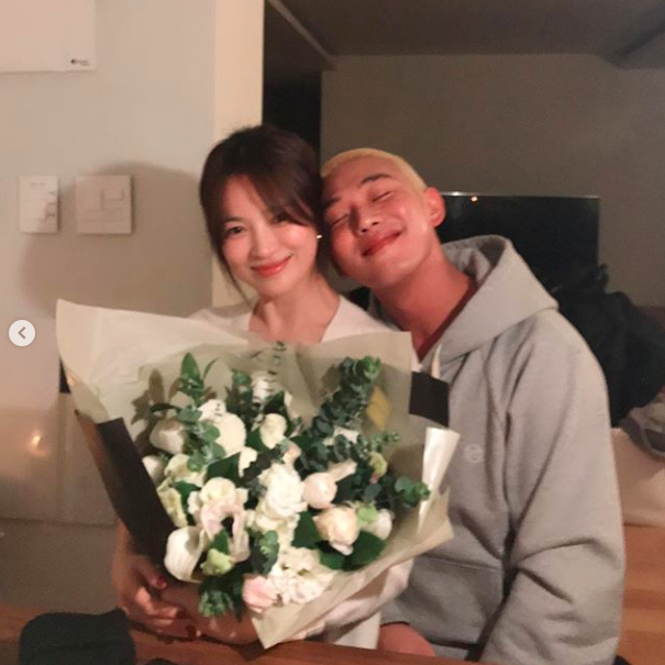 Actor Song Hye-kyo and Yo Ah-in have been caught up in the recent situation.Yoo Ah-in posted two photos on his personal SNS on Tuesday afternoon, along with an article entitled Long Live the Queen (LONG LIVE THE QUEEN).The photo showed Yo Ah-in and Song Hye-kyo together; Song Hye-kyo in the photo held a large white bouquet in his arms and smiled.Yo Ah-in wore a grey hoodie shirt with her short-cut hair dyed yellow; Yo Ah-in drew attention by showing a laugh while leaning on Song Hye-kyo.Song Hye-kyo also showed a bright smile and created a friendly atmosphere.Especially on this day, Song Hye-kyos birthday is said to have been celebrated with a bouquet of flowers for Song Hye-kyos birthday.Yoo Ah-in is set to appear in the 2020 film Without Sound./