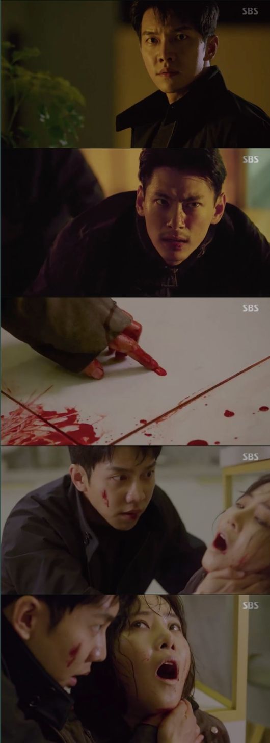 Lee Seung-gi of Vagabond tracked Dying Light: The Following Message Sammael left by Kyeong-heon Kang.In the 15th episode of SBSs gilt drama Vagabond, which aired on the night of the 22nd, a story was drawn about Cha Dal-gun (Lee Seung-gi) and Gohari (Bae Su-ji) digging into the truth of the crash of a civil-port passenger plane.In Vagabond, Cha Dal-gun chased Oh Sang-mi (Kyeong-heon Kang), the main witness in the civil aircraft accident.However, Jerome (Yoo Tae-oh) appeared at the place where Chadal-gun visited Oh Sang-mi and shot him to stop him.Moreover, another gunman appeared and swung a knife at Oh Sang-mi, who appeared just in time, but Jerome and the gunman had fled.I found Oh Sang-mi again, avoiding Jerome, who ran away from Chadalgun. But Oh Sang-mi was already stabbed in the neck by the gunman, and was bleeding to death.At that moment, Oh Sang-mi used his blood to draw a specific pattern to the approaching Chadal Gun.Also left a Dying Light: The Following Message to Chadalgan, who questioned him as Samael, which raised questions about Samael.