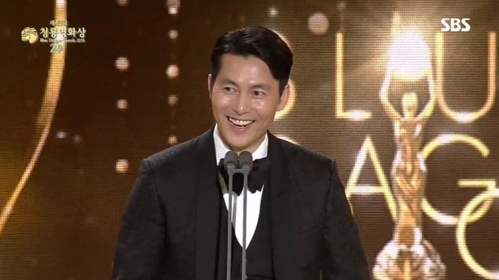 As other entertainers mention their spouses in the Awards, Actor Jung Woo-sung has talked about Lee Jung-jae, a close Friend and fellow Actor.Jung Woo-sung won the Best Actor Award for the movie Windness over Ryu Seung-ryong, Seol Kyung-gu, Song Kang-ho and Cho Jung-seok, who won the 40th Blue Dragon Film Award held yesterday (21st).Jung Woo-sung, who held the trophy in his arms, said, I sat down (in the audience) and watched the Awards.The reason for this is that I thought I would try to play this word I thought parasites would receive it, but I did not even think about it. I participated in a lot of Blue Dragon Film Awards, but the best Actor was the first to win the award, and I was awarded this prize because I did not plan and dream.Finally, Jung Woo-sung said, Maybe a man who is watching my trophy in his hand at home on TV, my Friend Lee Jung-jae.I think I will be happy with you and I want to share this joy with you. Thank you. (Sbsta!