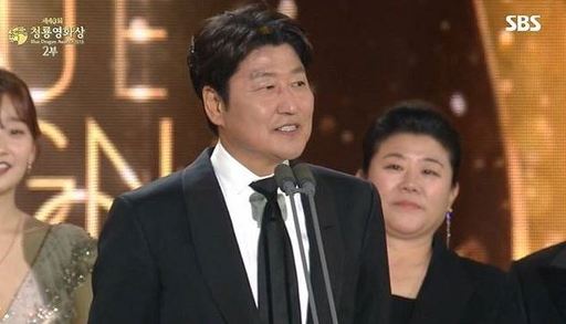 The best film award was received by director Bong Joon-ho at the 40th Blue Dragon Film Awards ceremony held in Paradise City, Yeongjong-do, Incheon on the 21st.The best actor was awarded by Jung Woo-sung and the best actress was awarded by Cho Yeo-jeong.Kang-Ho Song, the leading actor of the parasite who received the trophy on the day, said, I am honored to have surpassed 10 million viewers and the Cannes Film Festival Golden Palm Awards, but I dare to think that we are also proud to make such a movie.Kang-Ho Song said, I pay tribute to the great director of the Republic of Korea, Bong Joon-ho, the best staff, and good actors. The audience made a film called parasite .We give our audience the honor, he added.Director Bong Joon-ho, who won the Best Director Award earlier, said, It is the first award for the Korean film award. He said, I will continue to be the most creative parasite in Korean movies and become a creator who will parasitize the Korean film industry forever.I thought that love could never be done, and in a way it was my driving force, he said. I do not think that unrequited love has been achieved.Maybe its obvious, but Ill walk silently. I will love you as hard as I am now. 