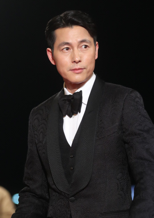 The best film award was received by director Bong Joon-ho at the 40th Blue Dragon Film Awards ceremony held in Paradise City, Yeongjong-do, Incheon on the 21st.The best actor was awarded by Jung Woo-sung and the best actress was awarded by Cho Yeo-jeong.Kang-Ho Song, the leading actor of the parasite who received the trophy on the day, said, I am honored to have surpassed 10 million viewers and the Cannes Film Festival Golden Palm Awards, but I dare to think that we are also proud to make such a movie.Kang-Ho Song said, I pay tribute to the great director of the Republic of Korea, Bong Joon-ho, the best staff, and good actors. The audience made a film called parasite .We give our audience the honor, he added.Director Bong Joon-ho, who won the Best Director Award earlier, said, It is the first award for the Korean film award. He said, I will continue to be the most creative parasite in Korean movies and become a creator who will parasitize the Korean film industry forever.I thought that love could never be done, and in a way it was my driving force, he said. I do not think that unrequited love has been achieved.Maybe its obvious, but Ill walk silently. I will love you as hard as I am now. 