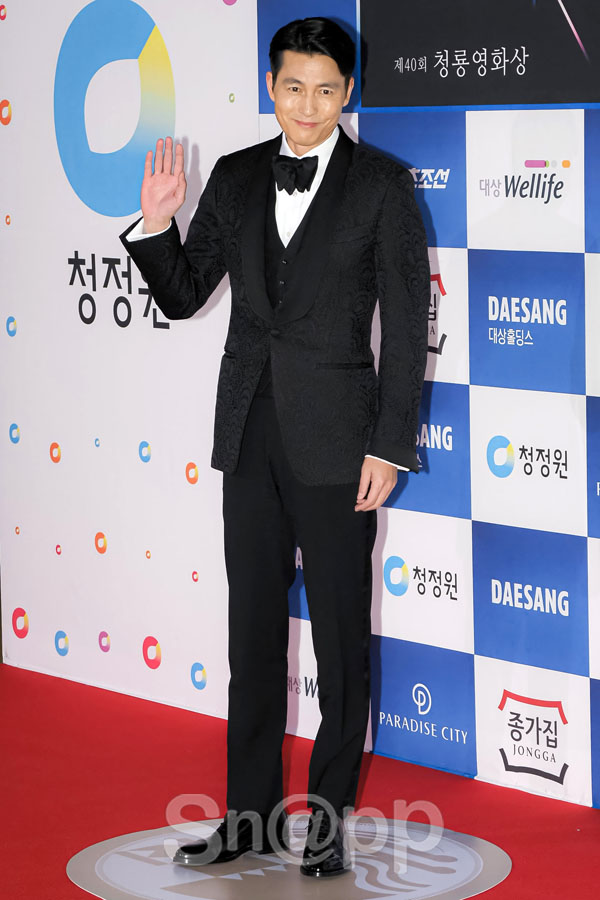 Who are the male actors who have shone Red Carpet at the Blue Dragon Film Festival?On the afternoon of November 21, the 40th Blue Dragon Film Festival awards ceremony Red Carpet Event was held at Incheon Yeongjongdo Paradise City.On this day, Jung Woo-sung, Jung Hae In, Seol Kyung-gu, Jo Jung-suk, Lee Kwang-soo, Jin Sun-gyu, Park Hae-soo, Bae Jeong-nam, Ryu Seung-ryong, Jo Woo-jin, Kang Ki-young, Gongmyung and Park Myung-hoon attended the event.Meanwhile, the Blue Dragon Film Festival, which celebrated its 40th anniversary, was conducted by actors Kim Hye-soo and Hyun-seok. The best film award went to the movie parasite.Director Bong Joon-ho of the parasite, Jung Woo-sung of the actor, and Cho Ji-jung of the actress won the prize.In the Best Supporting Actor Award, National Insolvency Day Jo Woo-jin. In the Best Supporting Actress Award, parasite Lee Jung Eun was honored with each award.Written by Park Ji-ae, a photo of a fashion webzine,Who are the male actors who have shone Red Carpet at the Blue Dragon Film Festival?On the afternoon of November 21, the 40th Blue Dragon Film Festival awards ceremony Red Carpet Event was held at Incheon Yeongjongdo Paradise City.