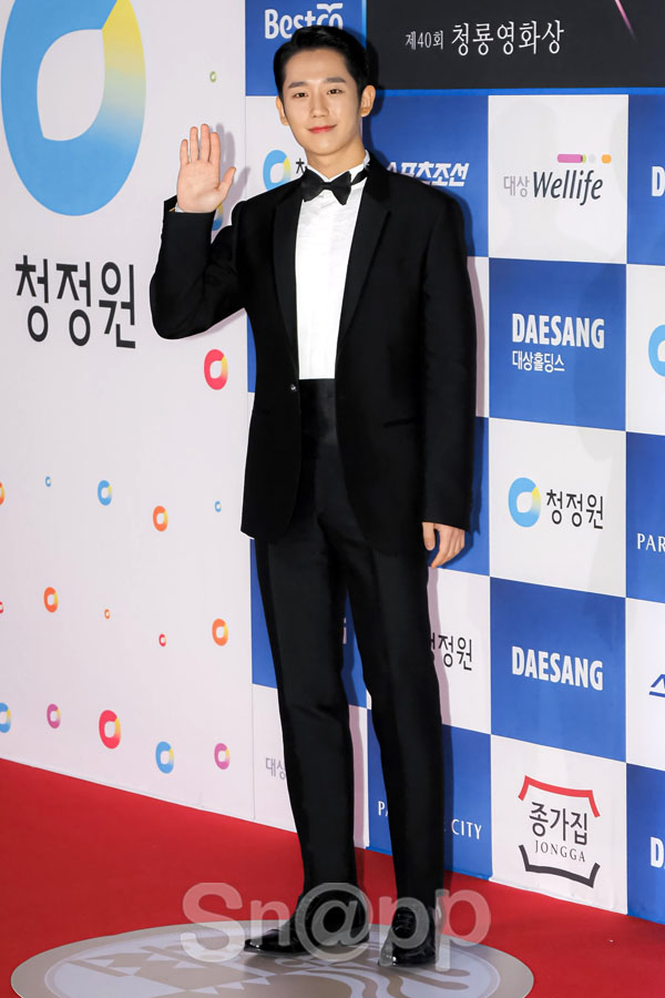 Who are the male actors who have shone Red Carpet at the Blue Dragon Film Festival?On the afternoon of November 21, the 40th Blue Dragon Film Festival awards ceremony Red Carpet Event was held at Incheon Yeongjongdo Paradise City.On this day, Jung Woo-sung, Jung Hae In, Seol Kyung-gu, Jo Jung-suk, Lee Kwang-soo, Jin Sun-gyu, Park Hae-soo, Bae Jeong-nam, Ryu Seung-ryong, Jo Woo-jin, Kang Ki-young, Gongmyung and Park Myung-hoon attended the event.Meanwhile, the Blue Dragon Film Festival, which celebrated its 40th anniversary, was conducted by actors Kim Hye-soo and Hyun-seok. The best film award went to the movie parasite.Director Bong Joon-ho of the parasite, Jung Woo-sung of the actor, and Cho Ji-jung of the actress won the prize.In the Best Supporting Actor Award, National Insolvency Day Jo Woo-jin. In the Best Supporting Actress Award, parasite Lee Jung Eun was honored with each award.Written by Park Ji-ae, a photo of a fashion webzine,Who are the male actors who have shone Red Carpet at the Blue Dragon Film Festival?On the afternoon of November 21, the 40th Blue Dragon Film Festival awards ceremony Red Carpet Event was held at Incheon Yeongjongdo Paradise City.