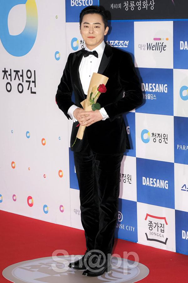 Who are the male actors who have shone Red Carpet at the Blue Dragon Film Festival?On the afternoon of November 21, the 40th Blue Dragon Film Festival awards ceremony Red Carpet Event was held at Incheon Yeongjongdo Paradise City.On this day, Jung Woo-sung, Jung Hae In, Seol Kyung-gu, Jo Jung-suk, Lee Kwang-soo, Jin Sun-gyu, Park Hae-soo, Bae Jeong-nam, Ryu Seung-ryong, Jo Woo-jin, Kang Ki-young, Gongmyung and Park Myung-hoon attended the event.Meanwhile, the Blue Dragon Film Festival, which celebrated its 40th anniversary, was conducted by actors Kim Hye-soo and Hyun-seok. The best film award went to the movie parasite.Director Bong Joon-ho of the parasite, Jung Woo-sung of the actor, and Cho Ji-jung of the actress won the prize.In the Best Supporting Actor Award, National Insolvency Day Jo Woo-jin. In the Best Supporting Actress Award, parasite Lee Jung Eun was honored with each award.Written by Park Ji-ae, a photo of a fashion webzine,Who are the male actors who have shone Red Carpet at the Blue Dragon Film Festival?On the afternoon of November 21, the 40th Blue Dragon Film Festival awards ceremony Red Carpet Event was held at Incheon Yeongjongdo Paradise City.