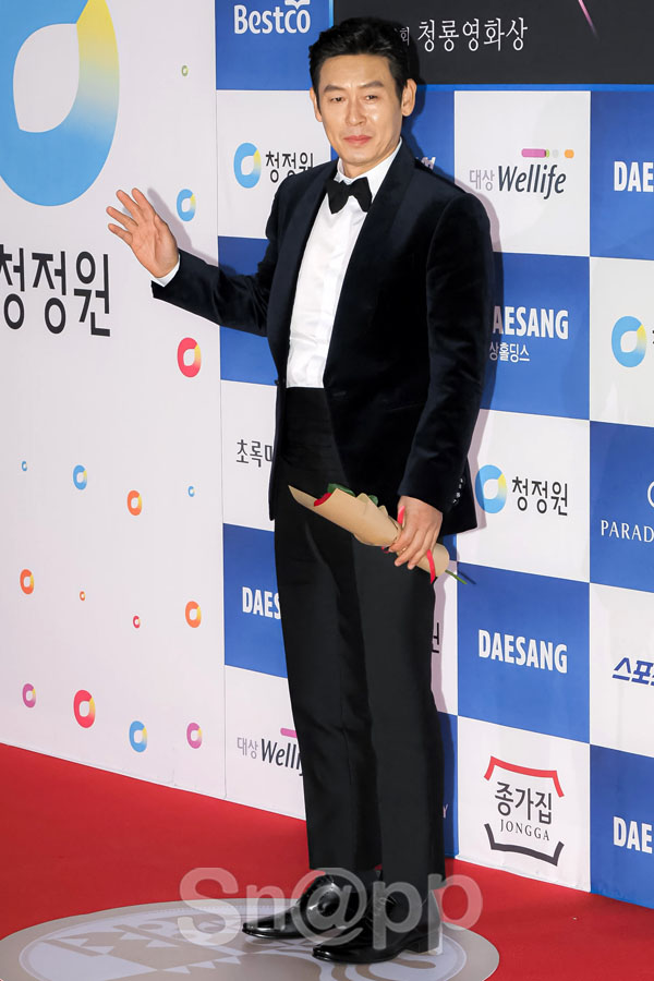 Who are the male actors who have shone Red Carpet at the Blue Dragon Film Festival?On the afternoon of November 21, the 40th Blue Dragon Film Festival awards ceremony Red Carpet Event was held at Incheon Yeongjongdo Paradise City.On this day, Jung Woo-sung, Jung Hae In, Seol Kyung-gu, Jo Jung-suk, Lee Kwang-soo, Jin Sun-gyu, Park Hae-soo, Bae Jeong-nam, Ryu Seung-ryong, Jo Woo-jin, Kang Ki-young, Gongmyung and Park Myung-hoon attended the event.Meanwhile, the Blue Dragon Film Festival, which celebrated its 40th anniversary, was conducted by actors Kim Hye-soo and Hyun-seok. The best film award went to the movie parasite.Director Bong Joon-ho of the parasite, Jung Woo-sung of the actor, and Cho Ji-jung of the actress won the prize.In the Best Supporting Actor Award, National Insolvency Day Jo Woo-jin. In the Best Supporting Actress Award, parasite Lee Jung Eun was honored with each award.Written by Park Ji-ae, a photo of a fashion webzine,Who are the male actors who have shone Red Carpet at the Blue Dragon Film Festival?On the afternoon of November 21, the 40th Blue Dragon Film Festival awards ceremony Red Carpet Event was held at Incheon Yeongjongdo Paradise City.