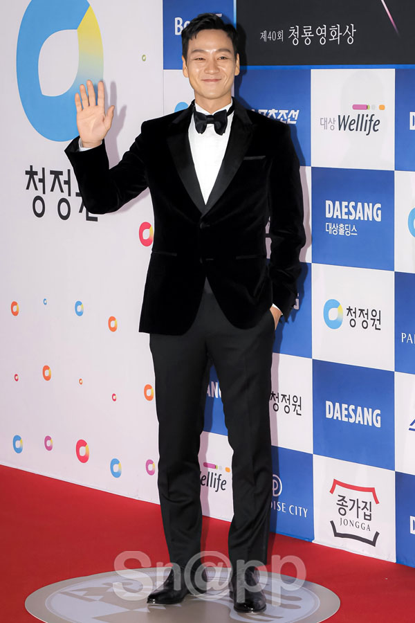 Who are the male actors who have shone Red Carpet at the Blue Dragon Film Festival?On the afternoon of November 21, the 40th Blue Dragon Film Festival awards ceremony Red Carpet Event was held at Incheon Yeongjongdo Paradise City.On this day, Jung Woo-sung, Jung Hae In, Seol Kyung-gu, Jo Jung-suk, Lee Kwang-soo, Jin Sun-gyu, Park Hae-soo, Bae Jeong-nam, Ryu Seung-ryong, Jo Woo-jin, Kang Ki-young, Gongmyung and Park Myung-hoon attended the event.Meanwhile, the Blue Dragon Film Festival, which celebrated its 40th anniversary, was conducted by actors Kim Hye-soo and Hyun-seok. The best film award went to the movie parasite.Director Bong Joon-ho of the parasite, Jung Woo-sung of the actor, and Cho Ji-jung of the actress won the prize.In the Best Supporting Actor Award, National Insolvency Day Jo Woo-jin. In the Best Supporting Actress Award, parasite Lee Jung Eun was honored with each award.Written by Park Ji-ae, a photo of a fashion webzine,Who are the male actors who have shone Red Carpet at the Blue Dragon Film Festival?On the afternoon of November 21, the 40th Blue Dragon Film Festival awards ceremony Red Carpet Event was held at Incheon Yeongjongdo Paradise City.
