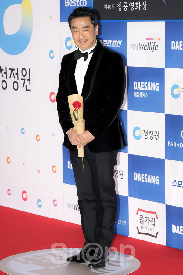 Who are the male actors who have shone Red Carpet at the Blue Dragon Film Festival?On the afternoon of November 21, the 40th Blue Dragon Film Festival awards ceremony Red Carpet Event was held at Incheon Yeongjongdo Paradise City.On this day, Jung Woo-sung, Jung Hae In, Seol Kyung-gu, Jo Jung-suk, Lee Kwang-soo, Jin Sun-gyu, Park Hae-soo, Bae Jeong-nam, Ryu Seung-ryong, Jo Woo-jin, Kang Ki-young, Gongmyung and Park Myung-hoon attended the event.Meanwhile, the Blue Dragon Film Festival, which celebrated its 40th anniversary, was conducted by actors Kim Hye-soo and Hyun-seok. The best film award went to the movie parasite.Director Bong Joon-ho of the parasite, Jung Woo-sung of the actor, and Cho Ji-jung of the actress won the prize.In the Best Supporting Actor Award, National Insolvency Day Jo Woo-jin. In the Best Supporting Actress Award, parasite Lee Jung Eun was honored with each award.Written by Park Ji-ae, a photo of a fashion webzine,Who are the male actors who have shone Red Carpet at the Blue Dragon Film Festival?On the afternoon of November 21, the 40th Blue Dragon Film Festival awards ceremony Red Carpet Event was held at Incheon Yeongjongdo Paradise City.