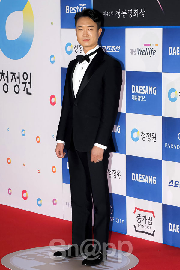 Who are the male actors who have shone Red Carpet at the Blue Dragon Film Festival?On the afternoon of November 21, the 40th Blue Dragon Film Festival awards ceremony Red Carpet Event was held at Incheon Yeongjongdo Paradise City.On this day, Jung Woo-sung, Jung Hae In, Seol Kyung-gu, Jo Jung-suk, Lee Kwang-soo, Jin Sun-gyu, Park Hae-soo, Bae Jeong-nam, Ryu Seung-ryong, Jo Woo-jin, Kang Ki-young, Gongmyung and Park Myung-hoon attended the event.Meanwhile, the Blue Dragon Film Festival, which celebrated its 40th anniversary, was conducted by actors Kim Hye-soo and Hyun-seok. The best film award went to the movie parasite.Director Bong Joon-ho of the parasite, Jung Woo-sung of the actor, and Cho Ji-jung of the actress won the prize.In the Best Supporting Actor Award, National Insolvency Day Jo Woo-jin. In the Best Supporting Actress Award, parasite Lee Jung Eun was honored with each award.Written by Park Ji-ae, a photo of a fashion webzine,Who are the male actors who have shone Red Carpet at the Blue Dragon Film Festival?On the afternoon of November 21, the 40th Blue Dragon Film Festival awards ceremony Red Carpet Event was held at Incheon Yeongjongdo Paradise City.
