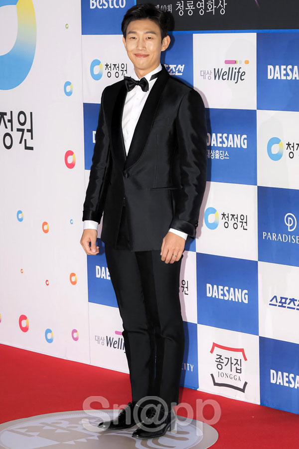 Who are the male actors who have shone Red Carpet at the Blue Dragon Film Festival?On the afternoon of November 21, the 40th Blue Dragon Film Festival awards ceremony Red Carpet Event was held at Incheon Yeongjongdo Paradise City.On this day, Jung Woo-sung, Jung Hae In, Seol Kyung-gu, Jo Jung-suk, Lee Kwang-soo, Jin Sun-gyu, Park Hae-soo, Bae Jeong-nam, Ryu Seung-ryong, Jo Woo-jin, Kang Ki-young, Gongmyung and Park Myung-hoon attended the event.Meanwhile, the Blue Dragon Film Festival, which celebrated its 40th anniversary, was conducted by actors Kim Hye-soo and Hyun-seok. The best film award went to the movie parasite.Director Bong Joon-ho of the parasite, Jung Woo-sung of the actor, and Cho Ji-jung of the actress won the prize.In the Best Supporting Actor Award, National Insolvency Day Jo Woo-jin. In the Best Supporting Actress Award, parasite Lee Jung Eun was honored with each award.Written by Park Ji-ae, a photo of a fashion webzine,Who are the male actors who have shone Red Carpet at the Blue Dragon Film Festival?On the afternoon of November 21, the 40th Blue Dragon Film Festival awards ceremony Red Carpet Event was held at Incheon Yeongjongdo Paradise City.