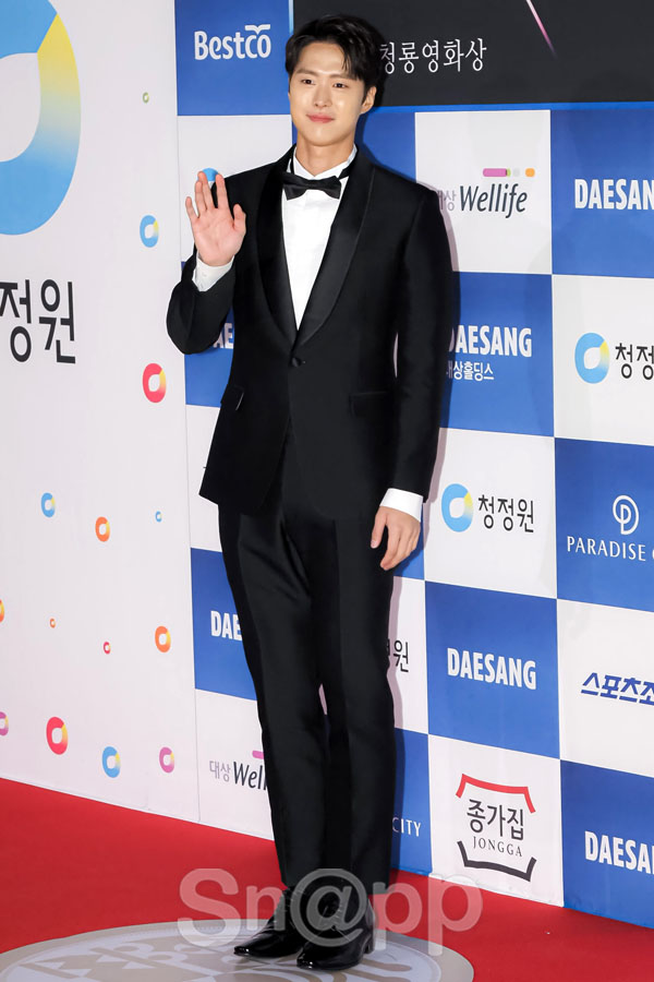 Who are the male actors who have shone Red Carpet at the Blue Dragon Film Festival?On the afternoon of November 21, the 40th Blue Dragon Film Festival awards ceremony Red Carpet Event was held at Incheon Yeongjongdo Paradise City.On this day, Jung Woo-sung, Jung Hae In, Seol Kyung-gu, Jo Jung-suk, Lee Kwang-soo, Jin Sun-gyu, Park Hae-soo, Bae Jeong-nam, Ryu Seung-ryong, Jo Woo-jin, Kang Ki-young, Gongmyung and Park Myung-hoon attended the event.Meanwhile, the Blue Dragon Film Festival, which celebrated its 40th anniversary, was conducted by actors Kim Hye-soo and Hyun-seok. The best film award went to the movie parasite.Director Bong Joon-ho of the parasite, Jung Woo-sung of the actor, and Cho Ji-jung of the actress won the prize.In the Best Supporting Actor Award, National Insolvency Day Jo Woo-jin. In the Best Supporting Actress Award, parasite Lee Jung Eun was honored with each award.Written by Park Ji-ae, a photo of a fashion webzine,Who are the male actors who have shone Red Carpet at the Blue Dragon Film Festival?On the afternoon of November 21, the 40th Blue Dragon Film Festival awards ceremony Red Carpet Event was held at Incheon Yeongjongdo Paradise City.