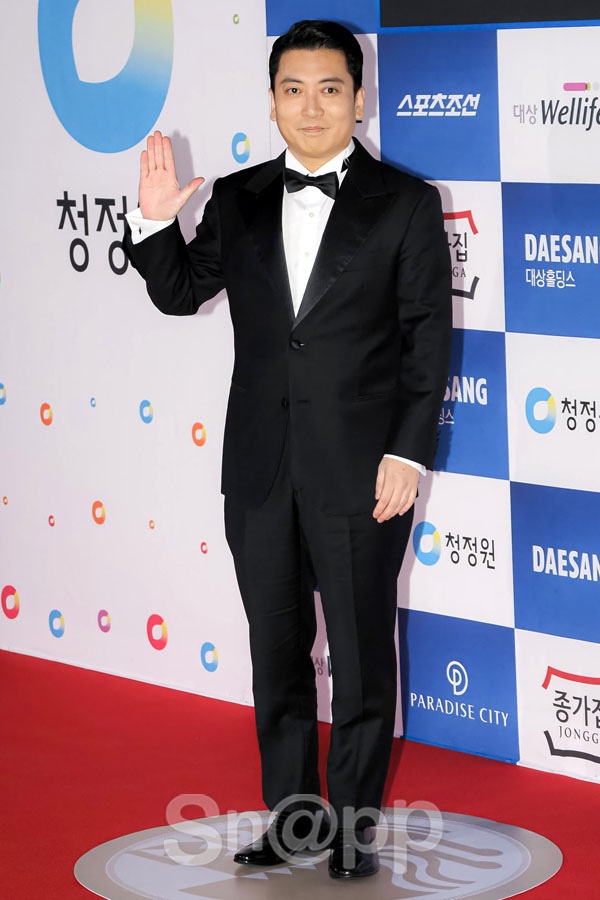 Who are the male actors who have shone Red Carpet at the Blue Dragon Film Festival?On the afternoon of November 21, the 40th Blue Dragon Film Festival awards ceremony Red Carpet Event was held at Incheon Yeongjongdo Paradise City.On this day, Jung Woo-sung, Jung Hae In, Seol Kyung-gu, Jo Jung-suk, Lee Kwang-soo, Jin Sun-gyu, Park Hae-soo, Bae Jeong-nam, Ryu Seung-ryong, Jo Woo-jin, Kang Ki-young, Gongmyung and Park Myung-hoon attended the event.Meanwhile, the Blue Dragon Film Festival, which celebrated its 40th anniversary, was conducted by actors Kim Hye-soo and Hyun-seok. The best film award went to the movie parasite.Director Bong Joon-ho of the parasite, Jung Woo-sung of the actor, and Cho Ji-jung of the actress won the prize.In the Best Supporting Actor Award, National Insolvency Day Jo Woo-jin. In the Best Supporting Actress Award, parasite Lee Jung Eun was honored with each award.Written by Park Ji-ae, a photo of a fashion webzine,Who are the male actors who have shone Red Carpet at the Blue Dragon Film Festival?On the afternoon of November 21, the 40th Blue Dragon Film Festival awards ceremony Red Carpet Event was held at Incheon Yeongjongdo Paradise City.