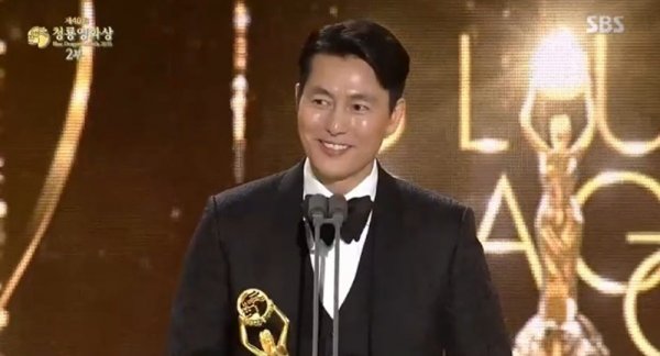 Actor Jung Woo-sung received the Academy Awards at the 40th Blue Dragon Film Awards.Jung Woo-sung won the Academy Awards for the film Innocent Witness, overtaking Ryu Seung-ryong, the Birthday, Seol Kyung-gu, the parasite Song Kang-ho, and the excit cockpit at the 40th Blue Dragon Film Awards ceremony held in Paradise City, Yeongjong-do, Incheon on the 21st.It is the first Blue Dragon Film Award Academy Awards in 25 years of debut.Jung Woo-sung said, First of all, I sat down and watched the awards ceremony and suddenly I wanted to receive the award.The reason was that I wanted to play this word with I thought parasites would receive.I didnt even think of it, but my brother (Seo) Kyung-gu said in the back seat, Woo Sung-ah, I want you to get it.I am so grateful and surprised that my oral brothers wind has become such a reality.Also, Lee Jung-jae mentioned.Jung Woo-sung said, Maybe more than anyone, a man who is watching my trophy in his hand on TV at home, my friend Lee Jung-jae.I think you will be happy together. Jung Woo-sung concluded the awards, Together, I want to share this joy with all of you. Thank you.Jung Woo-sung is a Academy Awards sweeper through Innocent Witness.Following the 55th Baeksang Arts Grand Prize, the 39th Golden Film Award, and the 40th Blue Dragon Film Award Academy Awards, he won three awards.dong-a.com entertainment news team