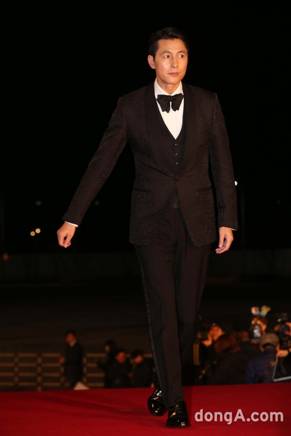 Actor Jung Woo-sung received the Academy Awards at the 40th Blue Dragon Film Awards.Jung Woo-sung won the Academy Awards for the film Innocent Witness, overtaking Ryu Seung-ryong, the Birthday, Seol Kyung-gu, the parasite Song Kang-ho, and the excit cockpit at the 40th Blue Dragon Film Awards ceremony held in Paradise City, Yeongjong-do, Incheon on the 21st.It is the first Blue Dragon Film Award Academy Awards in 25 years of debut.Jung Woo-sung said, First of all, I sat down and watched the awards ceremony and suddenly I wanted to receive the award.The reason was that I wanted to play this word with I thought parasites would receive.I didnt even think of it, but my brother (Seo) Kyung-gu said in the back seat, Woo Sung-ah, I want you to get it.I am so grateful and surprised that my oral brothers wind has become such a reality.Also, Lee Jung-jae mentioned.Jung Woo-sung said, Maybe more than anyone, a man who is watching my trophy in his hand on TV at home, my friend Lee Jung-jae.I think you will be happy together. Jung Woo-sung concluded the awards, Together, I want to share this joy with all of you. Thank you.Jung Woo-sung is a Academy Awards sweeper through Innocent Witness.Following the 55th Baeksang Arts Grand Prize, the 39th Golden Film Award, and the 40th Blue Dragon Film Award Academy Awards, he won three awards.dong-a.com entertainment news team