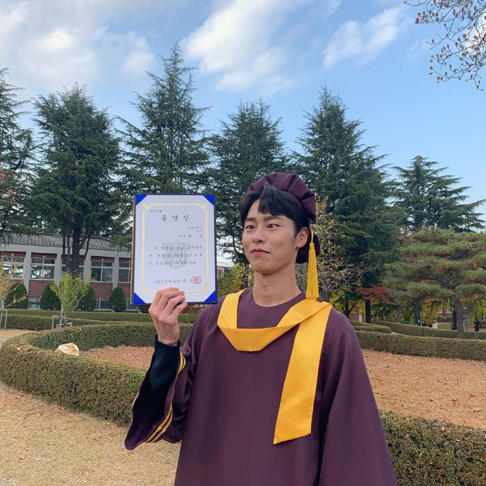 Actor Lee Jae-wook has released a photo of the graduation ceremony.On the 21st, Lee Jae-wook posted three photos on his social networking service (SNS) Instagram with an article entitled Thank you.Lee Jae-wook in the public photo is leaving a photo to commemorate the graduation ceremony in MBC Wednesday-Thursday evening drama How I Found Haru.His diploma and his playful expression leave a picture, which makes him feel sorry for the end of the drama.The netizens who watched the photo responded, My Haru was you, Moby Dick. Moby Dick, I love you, Jae-wook, I love you, Kyung-ah, my tree was all you. I have been working hard for a while, too. Why do you care about my actor? Oh, really cute.Meanwhile, MBC Wednesday-Thursday Evening drama How I Discovered Haru starring Lee Jae-wook ended on the 21st.