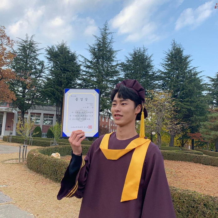 Actor Lee Jae-wook has released a photo of the graduation ceremony.On the 21st, Lee Jae-wook posted three photos on his social networking service (SNS) Instagram with an article entitled Thank you.Lee Jae-wook in the public photo is leaving a photo to commemorate the graduation ceremony in MBC Wednesday-Thursday evening drama How I Found Haru.His diploma and his playful expression leave a picture, which makes him feel sorry for the end of the drama.The netizens who watched the photo responded, My Haru was you, Moby Dick. Moby Dick, I love you, Jae-wook, I love you, Kyung-ah, my tree was all you. I have been working hard for a while, too. Why do you care about my actor? Oh, really cute.Meanwhile, MBC Wednesday-Thursday Evening drama How I Discovered Haru starring Lee Jae-wook ended on the 21st.