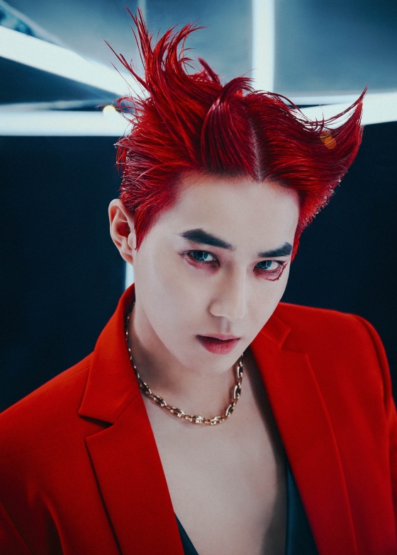 Top Idol group EXO member Suho gave an overwhelming presence through comeback Teaser.SM Entertainment, a subsidiary company, released the Teaser image of Suho, the last showdown runner of the promotion of #EXODEUX (#EXODUS) through EXO and X-EXO major SNS accounts on the 22nd.In Teaser, Suho reveals her mysterious charm with an extraordinary styling that shows her overwhelming presence with only chic eyes and raised expectations for a new album.EXOs regular 6th album OBSESSION will be released on the main domestic and overseas online music site at 6 pm on the 27th.The album included a total of 10 songs, including Korean and Chinese versions of the addictive hip-hop dance number Obsession.Among the songs included are Baby You Are (Baby Yu-ah) and Non Stop (Non Stop), which show romantic sensibility.Baby You Are is a sophisticated dance pop song with a folk element. You can feel the excitement of the moment when you meet your fateful opponent at first sight in the lyrics.Also, Non Stop is a dance song with bright brass and guitar sound on funky rhythm, and romantically expresses the feelings of love that can not be stopped for each other.