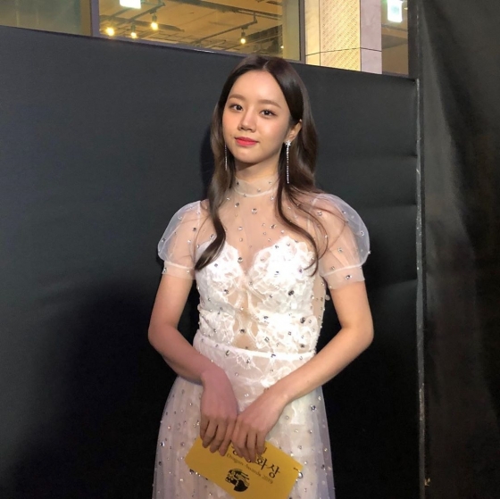 Hyeri posted a picture on his 21st day with an article entitled Thank you for inviting me through his instagram.Hyeri in the open photo is wearing a white dress and smiling brightly at the camera. Hyeri showed off her elegant charm by fully digesting see-through-style dress.Especially, the long hair and the small face of the sharpness attract many people.The fans responded to Hyeri through comments such as We did our best and The progress was perfect.Meanwhile, Hyeri participated as a prize winner at the 40th Blue Dragon Film Awards held on the 21st.