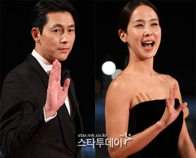 Actor Jung Woo-sung and Cho Yeo-jeong won the Best Male and Female Actor Award at the 40th Blue Dragon Film Awards.Woo Sung and Cho Yeo-jeong won the Best Actor Award for the movie Witness and parasite at the 40th Blue Dragon Film Awards held at Paradise City Hotel in Incheon on the 21st.