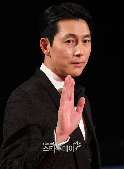 Actor Jung Woo-sung received the first Academy Awards at the Blue Dragon Film Awards and then mentioned actor Lee Jung-jae, who is the best friend of the award, as if looking for a wife in the award speech.Jung Woo-sung won the Academy Awards for the movie Innocent Witness at the 40th Blue Dragon Film Award Awards held in Paradise City, Yeongjong-do, Incheon on the 21st.It was Jung Woo-sungs first Academy Awards award, which was attended by the Blue Dragon Film Awards as a regular.Jung Woo-sung, who was on stage, said, I sat down and watched the awards and suddenly thought that I wanted to receive the award.The reason for this was that I wanted to play with the words I thought parasites would receive it, but I did not even think about it. Jung Woo-sung said, In the back seat, Seol Kyung-gu has sincerely supported the award, saying, I want you to receive it. I am surprised that the wind has become a reality.  Blue Dragon Film Award I did not plan and dream, so I was awarded this prize. I also thanked Kim Hyang-ki and the director who worked together through Innocent Witness.Finally, Jung Woo-sung said, I am going to be more pleased with my friend Lee Jung-jae, who is watching Nippon TV at home with my trophy in hand.Thank you, he said, sharing his joy with his best friend Lee Jung-jae.Unlike any other award testimony that often starts with I am watching at home, I would say hello to my wife, husband, and parents, Jung Woo-sung, a single man, laughed and laughed at Lee Jung-jae.The netizens who watched the awards showed various reactions such as I am a couple, I am watching Nippon TV at home, tradition is Award speech, Soulmate that much, I am happy for two long time.Jung Woo-sung and Lee Jung-jae are the best friends of the entertainment industry for 20 years after establishing a relationship with the movie No Sun in 1999.The two have been working together in 2016 by establishing their agency Artist Company.PhotosDB