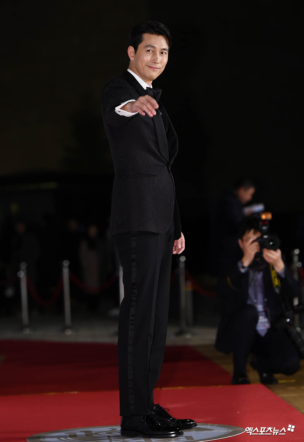 Actor Jung Woo-sung, who attended the Red Carpet event of 40th Blue Dragon Film Award held in Paradise City, Unseo-dong, Jung-gu, Incheon on the afternoon of the 21st, is stepping on the Red Carpet.