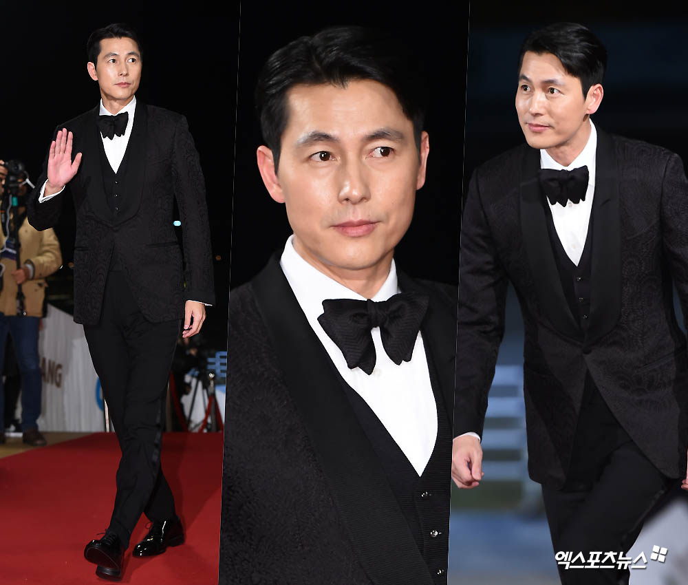 Actor Jung Woo-sung, who attended the 40th Blue Dragon Film Award Red Carpet event held in Paradise City, Unseo-dong, Jung-gu, Incheon on the afternoon of the 21st, is stepping on Red Carpet.The Sculptures to Greet.Walking Art.Shining Heavenly Visuals.A huge face genius.Deepened Wine.Sim-kung in one greeting.