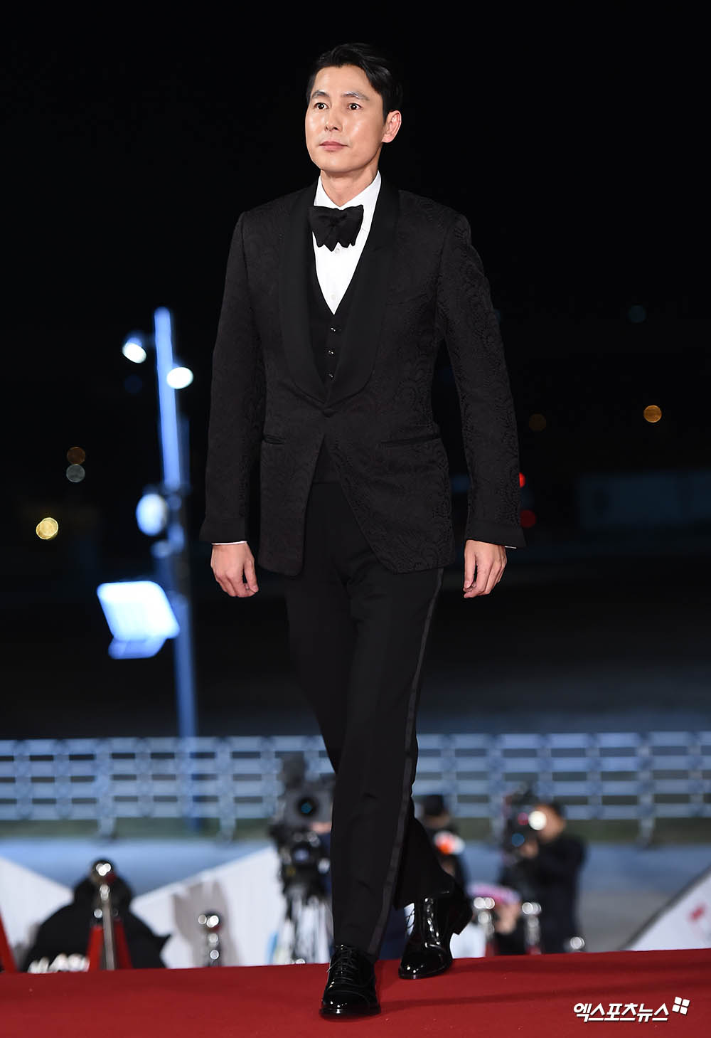 Actor Jung Woo-sung, who attended the 40th Blue Dragon Film Award Red Carpet event held in Paradise City, Unseo-dong, Jung-gu, Incheon on the afternoon of the 21st, is stepping on Red Carpet.The Sculptures to Greet.Walking Art.Shining Heavenly Visuals.A huge face genius.Deepened Wine.Sim-kung in one greeting.