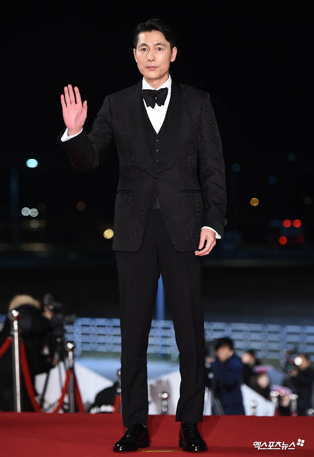 Actor Jung Woo-sung, who attended the 40th Blue Dragon Film Award Red Carpet event held in Paradise City, Unseo-dong, Jung-gu, Incheon on the afternoon of the 21st, is stepping on Red Carpet.The Sculptures to Greet.Walking Art.Shining Heavenly Visuals.A huge face genius.Deepened Wine.Sim-kung in one greeting.