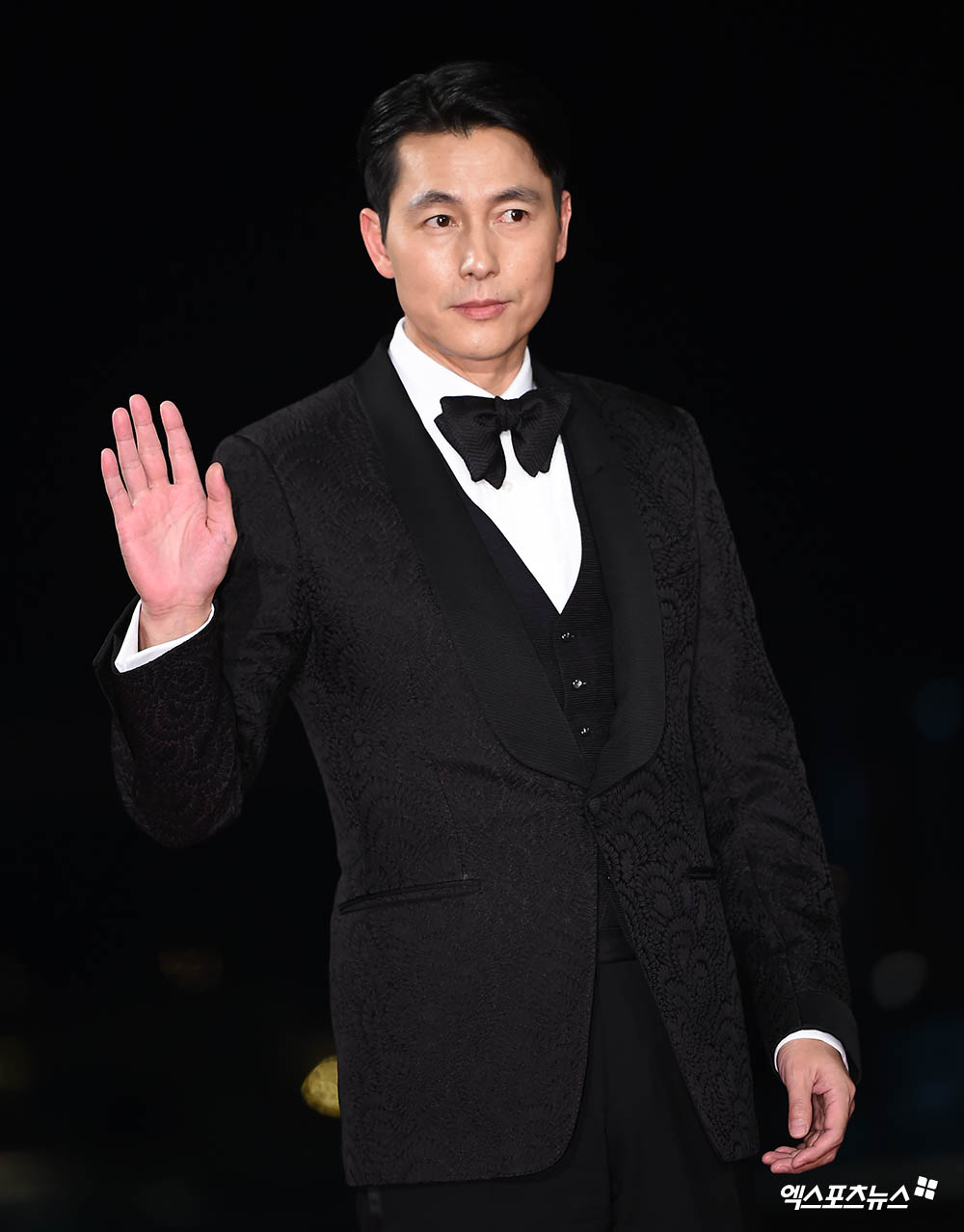 Actor Jung Woo-sung, who attended the 40th Blue Dragon Film Award Red Carpet event held in Paradise City, Unseo-dong, Jung-gu, Incheon on the afternoon of the 21st, is stepping on Red Carpet.The Sculptures to Greet.Walking Art.Shining Heavenly Visuals.A huge face genius.Deepened Wine.Sim-kung in one greeting.