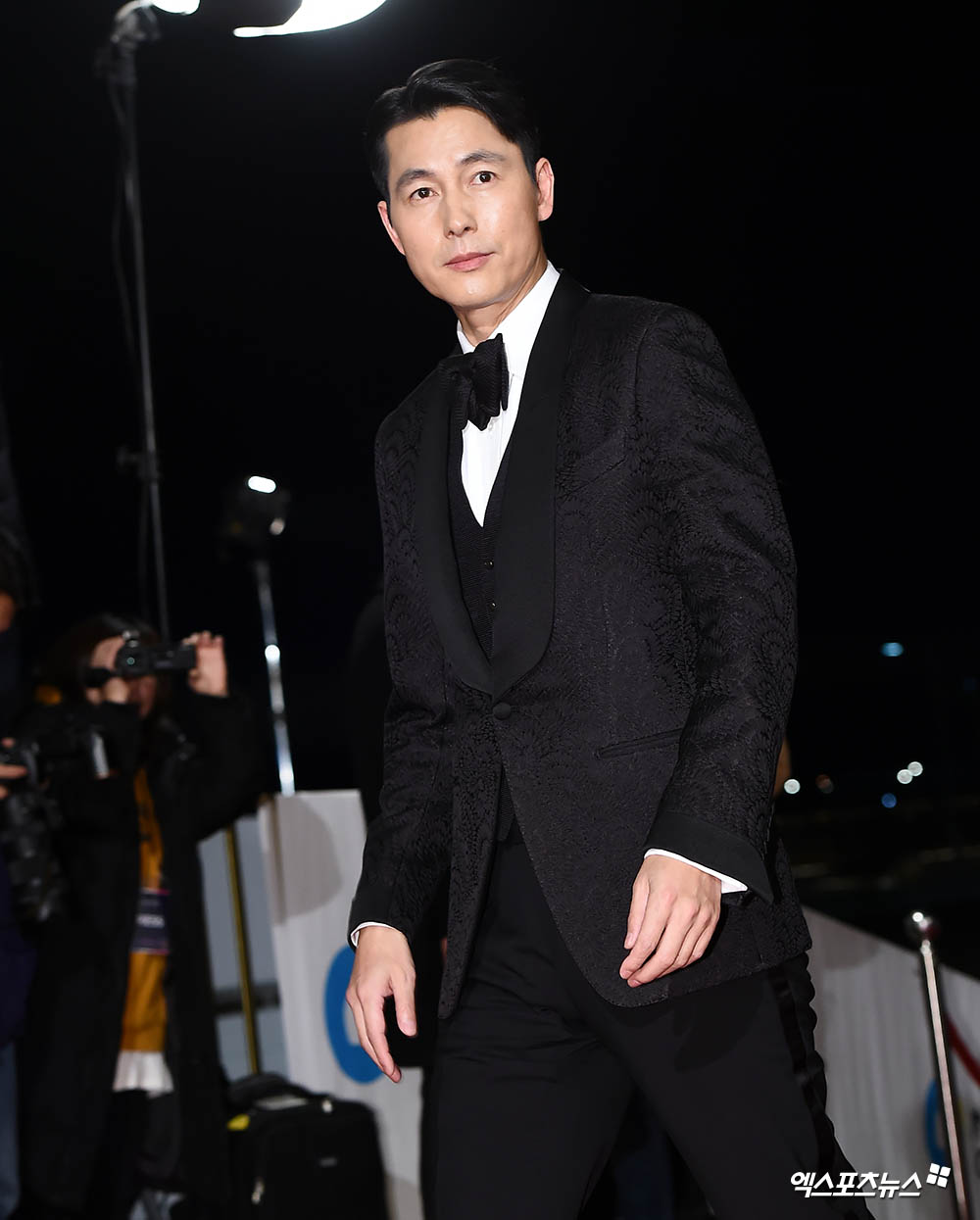 Actor Jung Woo-sung, who attended the 40th Blue Dragon Film Award Red Carpet event held in Paradise City, Unseo-dong, Jung-gu, Incheon on the afternoon of the 21st, is stepping on Red Carpet.The Sculptures to Greet.Walking Art.Shining Heavenly Visuals.A huge face genius.Deepened Wine.Sim-kung in one greeting.