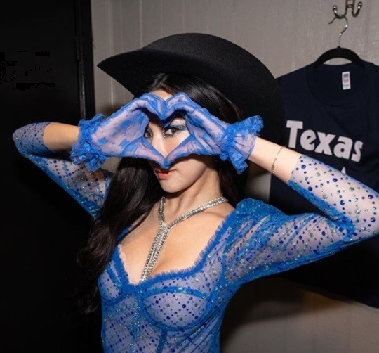 Tiffany has revealed her sexy Dress figure.Singer Tiffany posted a picture on his 22nd day with an article entitled TONIGHT IN LA... the final night.The photo shows Tiffany wearing a blue See through Dress and a black hat with a heart with her hand.The perfect body that was revealed over See through Dress attracted netizens attention.When the photos were released, netizens responded in various ways such as My sister is so cool, Fighting to the end and I love you Paniya.Meanwhile, Tiffany released a new song Run For Your Life last month.Photo: Tiffany Young Instagram