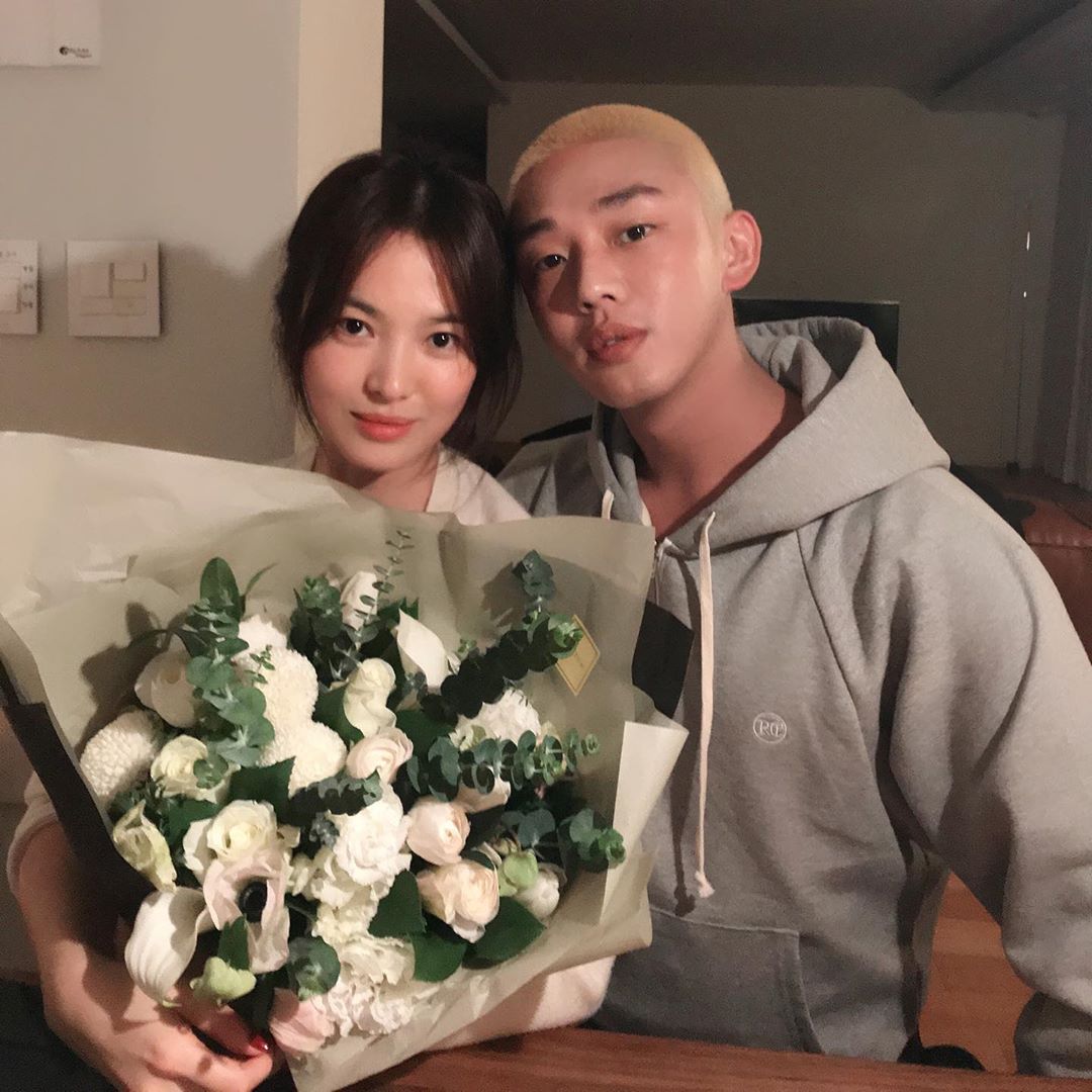 Yoo Ah-in and Song Hye-kyo showed off their still friendship.On the 22nd, Yoo Ah-in posted two photos on his Instagram and an article entitled LONG LIVE THE QUEEN.In the photo, Yoo Ah-in is sitting face to face with Song Hye-kyo in a blonde hairy hair and a gray hoodie.Song Gain smiles with a large white bouquet covering his upper body.In the ensuing photo, Yoo Ah-in is smiling brightly with his eyes closed with his face tilted to Song Hye-kyo, and Song Hye-kyo is also smiling brightly.Yoo Ah-in appears to have presented a bouquet of congratulatory flowers for Song Hye-kyos birthday, November 22.Meanwhile, Yoo Ah-in is set to appear in the movie No Sound scheduled for release in 2020.Photo = Yoo Ah-in Instagram
