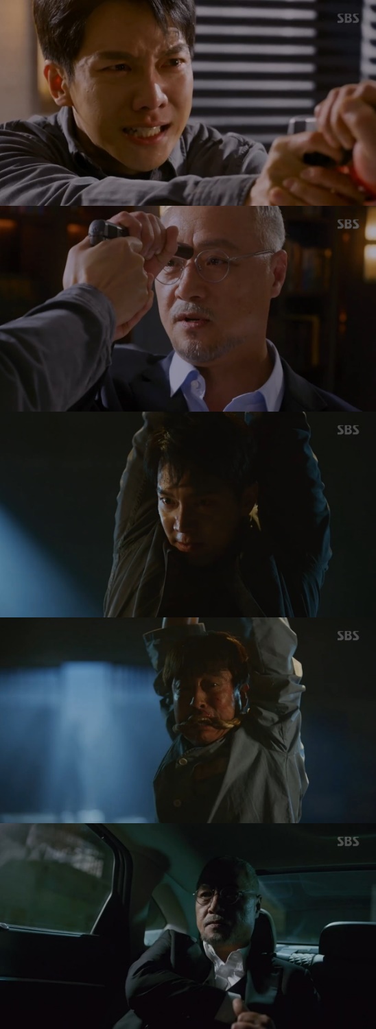 Vagabond Lee Gyeung-young was Samael; Lee Gyeung-young tried to kill his Identity An Lee Seung-gi.In the 15th episode of SBS gilt drama Vagabond broadcast on the 22nd, the figure of Cha Dal-gun (Lee Seung-gi) in Danger was drawn.On this day, Cha Dal-geon found Oh Sang-mi (Kang Kyung-heon), but Oh Sang-mi was dying. Oh Sang-mi left a pattern with the word Samuel before his death.Cha Dal-geon took a shower and realized that Oh Sang-mis tattoo was Jeromes tattoo.Chadalgan came out saying I found it, but there was a confession (a reservoir); Goharri reassured Chadalgan, saying I didnt see it, but when Chadalgan seemed to be asleep, he said, Why cant you see it? How fast I am.When did he make the necklace with the bullet I gave him? The confession fell asleep, and Chadalgan removed the glasses of the confession and said, You are the first.Cha Dal-geon, Kang Ju-cheol (Lee Gi-young) and Ki Tae-woong (Shin Sung-rok) suspected Hong Soon-jo (Moon Sung-geun).Have you ever thought someone was Lee Yong-sung? Cha Dal-geon said when he visited President Jungkook (Baek Yoon-sik).Cha Dal-geon asked how much Hong Soon-jo and Jungkook were involved, and Jungkook said, I am an unfair person. At that, Cha Dal-geon said, Did not you deceive the people?President Lee Yong, you hid the truth. Whats the difference between that and the plane that you dropped?Meanwhile, Yoon Han-ki (Kim Min-jong) voluntarily appeared on the NIS investigation team, followed by news reports that Jungkook was bribed for his grand prize, and Ahn Ki-dong (Kim Jong-soo) and Park Man-young (Choi Kwang-il) were arrested.The people protested against the president, and the impeachment proposal was passed. Jungkook, who was trying to die alone, recalled Cha Dal-geon saying that Lee Yong was being subjected to impeachment.Jungkook, who met Chadalgan, said, I thought I would die, but I should be able to die because of the drugs. If I fight the guys who made me like this, I will help you.Cha Dal-gun said it was already late, but Jungkook said, It is the first time you have advised me.Chadalgan confirmed that Mickey (Ryu Won) had the same pattern as Jerome. Samael was Prince Edward Island.Chadalgan asked Prince Edward Island if he knew Samael, and Prince Edward Island pulled out a gun, pretending to find the data.The car was one step quick, but Prince Edward Island threatened to set up a bomb where the bereaved families gathered; it was also targeting the confession.Chadalgun was forced to fire, and Prince Edward Island later tried to kill Chadalgun and Kim Woo-gi.Photo = SBS Broadcasting Screen