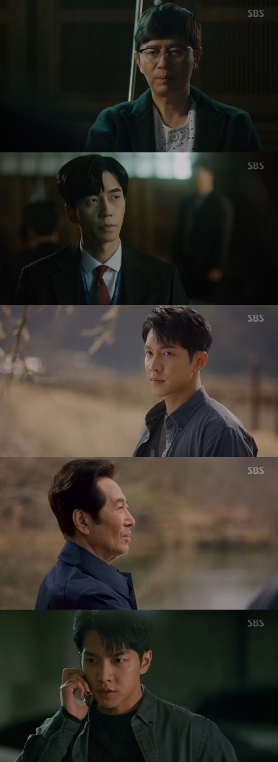 Vagabond Lee Gyeung-young was Samael; Lee Gyeung-young tried to kill his Identity An Lee Seung-gi.In the 15th episode of SBS gilt drama Vagabond broadcast on the 22nd, the figure of Cha Dal-gun (Lee Seung-gi) in Danger was drawn.On this day, Cha Dal-geon found Oh Sang-mi (Kang Kyung-heon), but Oh Sang-mi was dying. Oh Sang-mi left a pattern with the word Samuel before his death.Cha Dal-geon took a shower and realized that Oh Sang-mis tattoo was Jeromes tattoo.Chadalgan came out saying I found it, but there was a confession (a reservoir); Goharri reassured Chadalgan, saying I didnt see it, but when Chadalgan seemed to be asleep, he said, Why cant you see it? How fast I am.When did he make the necklace with the bullet I gave him? The confession fell asleep, and Chadalgan removed the glasses of the confession and said, You are the first.Cha Dal-geon, Kang Ju-cheol (Lee Gi-young) and Ki Tae-woong (Shin Sung-rok) suspected Hong Soon-jo (Moon Sung-geun).Have you ever thought someone was Lee Yong-sung? Cha Dal-geon said when he visited President Jungkook (Baek Yoon-sik).Cha Dal-geon asked how much Hong Soon-jo and Jungkook were involved, and Jungkook said, I am an unfair person. At that, Cha Dal-geon said, Did not you deceive the people?President Lee Yong, you hid the truth. Whats the difference between that and the plane that you dropped?Meanwhile, Yoon Han-ki (Kim Min-jong) voluntarily appeared on the NIS investigation team, followed by news reports that Jungkook was bribed for his grand prize, and Ahn Ki-dong (Kim Jong-soo) and Park Man-young (Choi Kwang-il) were arrested.The people protested against the president, and the impeachment proposal was passed. Jungkook, who was trying to die alone, recalled Cha Dal-geon saying that Lee Yong was being subjected to impeachment.Jungkook, who met Chadalgan, said, I thought I would die, but I should be able to die because of the drugs. If I fight the guys who made me like this, I will help you.Cha Dal-gun said it was already late, but Jungkook said, It is the first time you have advised me.Chadalgan confirmed that Mickey (Ryu Won) had the same pattern as Jerome. Samael was Prince Edward Island.Chadalgan asked Prince Edward Island if he knew Samael, and Prince Edward Island pulled out a gun, pretending to find the data.The car was one step quick, but Prince Edward Island threatened to set up a bomb where the bereaved families gathered; it was also targeting the confession.Chadalgun was forced to fire, and Prince Edward Island later tried to kill Chadalgun and Kim Woo-gi.Photo = SBS Broadcasting Screen