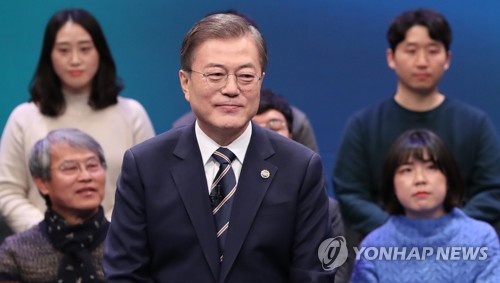 월 대통령 이 11 월 19 일 오후 서울 상암동 MBC 에서 열린 '국민 이 묻는다, 2019 국민 과 의 대화' 에서 패널 의 듣고 있 있다. [연합 뉴스 자료 사진]