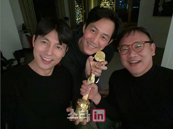 Jung Woo-sung posted a photo on SNS (Instagram) on the 23rd of the day, sharing the Blue Dragon Film Award Academy Awards trophy with the two people and smiling brightly.Jung Woo-sung won the Academy Awards on the 21st at the 40th Blue Dragon Film Awards as a movie Witch.The Blue Dragon Award is the first time, he said shortly after the awards, and I think my friend Lee Jung-jae, who is watching me holding this trophy on television at home, will be more pleased than anyone else.Jung Woo-sung became a big deal with Lee Jung-jae in No Sun, and he was very popular with Kim Sung-soos Bit.bak mi-ae