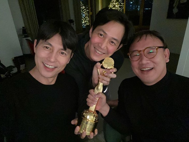 Jung Woo-sung posted a picture on his Instagram on Sunday, a photo taken with a trophy with Jung Woo-sung and director Kim Sung-soo.In the picture, Jung Woo-sung and Lee Jung-jae are building a bright Smile with this revealed: a figure that conveys the joy of the awards to a bright Smile.Earlier, Jung Woo-sung said after the Academy Awards for the Blue Dragon Film Awards, A man who is watching me holding a trophy more than anyone, my friend Lee Jung-jae.I think I will be happy together. 