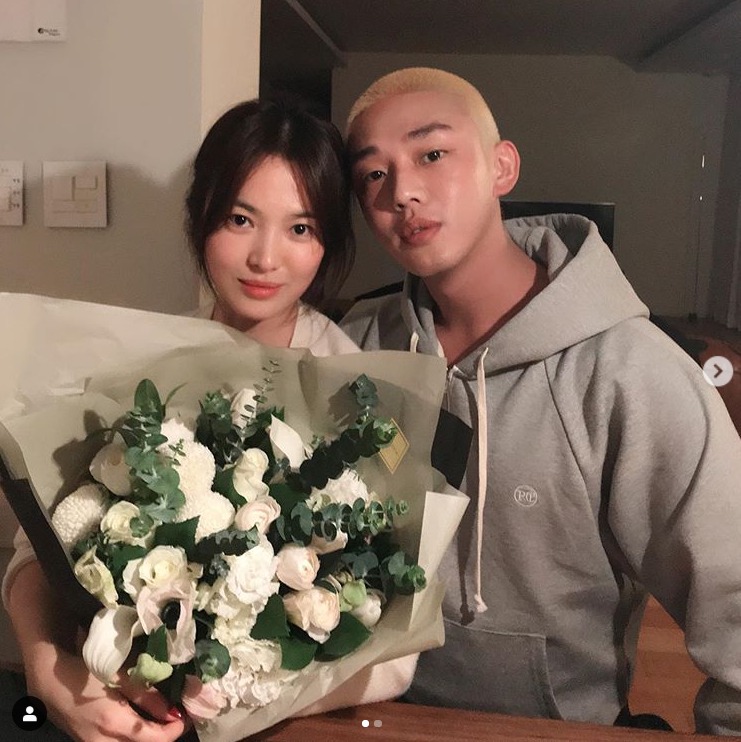 Seoul=) = Actor Yoo Ah-in has released a photo of him with Song Hye-kyo.Yoo Ah-in posted a picture of Song Hye-kyo and Friendly on his Instagram on Tuesday, along with an article entitled Long Live the Queen (LONG LIVE THE QUEEN).In the photo Song Hye-kyo holds a bouquet full of flowers; Yoo Ah-in is attached to Song Hye-kyos side, revealing his friendship with a friendly pose.A bright smile is filled with pleasure.The two are members of the same company.The 22nd day of the post is Song Hye-kyos birthday, and Yoo Ah-in is supposed to be together to celebrate Song Hye-kyos birthday.