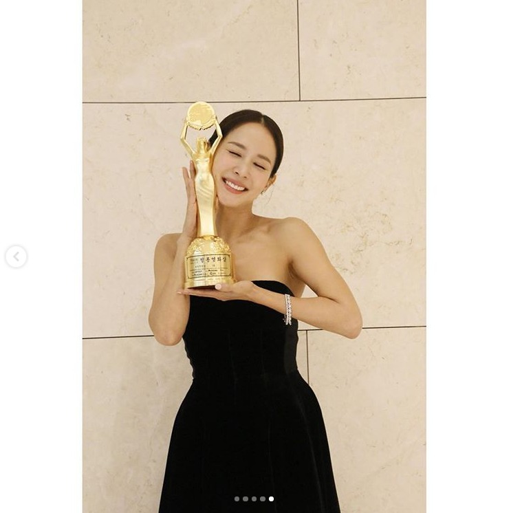 Seoul = = With actor Cho Yeo-jeong posting a certified shot of the Blue Dragon Film Award Best Actress Award trophy, best friend Song Hye-kyo has warmed up.Cho Yeo-jeong posted a picture of himself in his trophies in a dress after the awards ceremony with an article on his Instagram on the 23rd, Ill go home with a Blue Dragon Trophy.In the photo, Cho Yeo-jeong is smiling with a trophy in a black dress, and the pose that seems to convey the joy of the prime minister attracts attention.Song Hye-kyo, who was best friend of Cho Yeo-jeongs post, wrote a Comment: Beautiful Lady and Foot Jeo-young was so beautiful, and Cho Yeo-jeong responded: Thank you, pretty girl.On the other hand, Cho Yeo-jeong received the Best Actress Award for the movie parasite at the 40th Blue Dragon Film Awards held on the 21st.