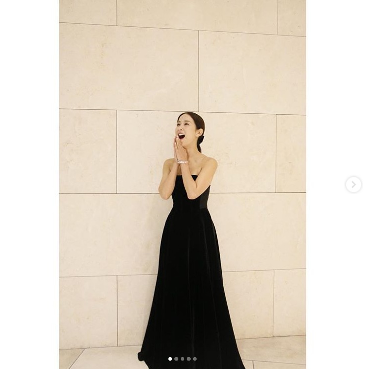<p>Cho Yeo-jeong is 23, his Instagram in the Blue Dragon trophy and go home the line thatwith the article after the award ceremony Dress to wear the trophy and a photo taken this year.</p><p>The picture Cho Yeo-jeong is a black Dress, and wear the trophy and the room did have. The award of a joy as it passed seemed to pose is eye-catching.</p><p>Cho Yeo-jeong of the posts in his Song Hye-kyo is the beautiful lady the journey so beautifulis a Comment that running did, Cho Yeo-jeong is thank you. the more pretty ladyand said.</p><p>Meanwhile, Cho Yeo-jeong is last 21, open the 40th annual Blue Dragon Film Awards in the film parasiteas the Academy Award for Best Actress received.</p>