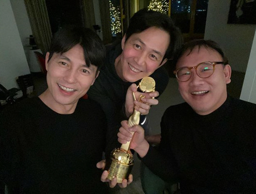 Actor Jung Woo-sung shared the joy of the awards with his best friend, Actor Lee Jung-jae.Jung Woo-sung posted a picture on his 23rd day with his article  through his instagram.In the public photos, Jung Woo-sung and Lee Jung-jae took a certification shot with the trophy.Jung Woo-sung won the Academy Awards on the 21st at the 40th Blue Dragon Film Awards as a movie Witness.Jung Woo-sung said, I think I will be delighted with a man who is watching this on TV, my friend Lee Jung-jae. Lee Jung-jae was mentioned as a hot topic.The netizens who watched the photos showed various reactions such as Jung Woo-sungs man, It looks so good, It is a TV viewer at home.