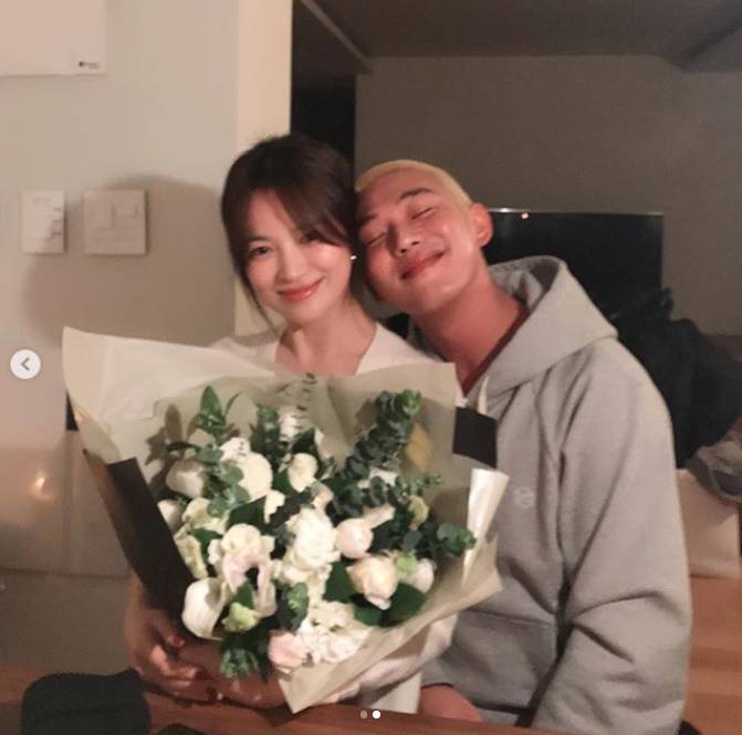 Actor Song Hye-kyo and Yoo Ah-in released a warm two-shot.On the 22nd, Yoo Ah-in posted two photos on Instagram with an article entitled Long Live the Queen (LONG LIVE THE QUEEN).The photo shows Yoo Ah-in and Song Hye-kyo holding a bouquet in their arms, especially the brilliant visuals of the two people robbing their eyes.Yoo Ah-in appears to have had a meeting to celebrate Song Hye-kyos birthday on the day.The two are well-known entertainment best friends and still show constant friendship.Meanwhile, Song Hye-kyo is currently reviewing his next film, and Yoo Ah-in appears in the 2020 film Without Sound.