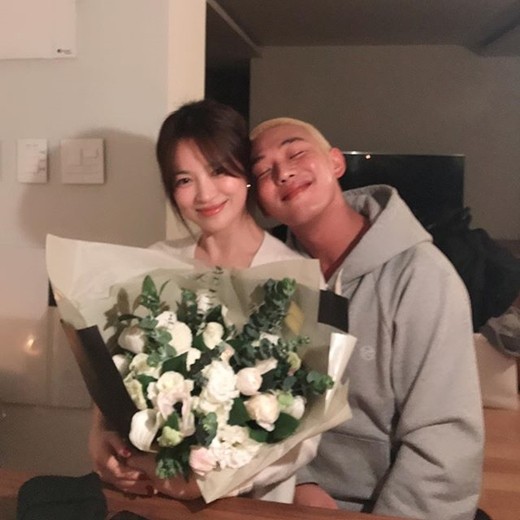 Yoo Ah-in reported on his recent situation with Song Hye-kyo.Actor Yoo Ah-in posted a picture on his SNS on the 22nd with an article entitled LONG LIVE THE QUEEN.In the open photo, Yoo Ah-in posed affectionately with Song Hye-kyo holding a bouquet of flowers in his arms.The figure of Yoo Ah-in with short hair dyed for the movie, and the still beautiful Song Hye-kyo, attracts attention.This was interpreted as Yoo Ah-in meeting to celebrate Song Hye-kyos birthday; the two are well-known best friends in the entertainment industry.As a result, the appearance of sharing a special friendship is revealed and many people are attracting attention.On the other hand, LONG LIVE THE QUEEN means King, Mansu Mugang Songseo, which is used in various genres such as movies, games and music.Photo: Yoo Ah-in SNS