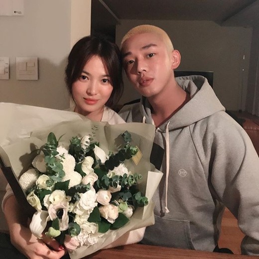 Yoo Ah-in reported on his recent situation with Song Hye-kyo.Actor Yoo Ah-in posted a picture on his SNS on the 22nd with an article entitled LONG LIVE THE QUEEN.In the open photo, Yoo Ah-in posed affectionately with Song Hye-kyo holding a bouquet of flowers in his arms.The figure of Yoo Ah-in with short hair dyed for the movie, and the still beautiful Song Hye-kyo, attracts attention.This was interpreted as Yoo Ah-in meeting to celebrate Song Hye-kyos birthday; the two are well-known best friends in the entertainment industry.As a result, the appearance of sharing a special friendship is revealed and many people are attracting attention.On the other hand, LONG LIVE THE QUEEN means King, Mansu Mugang Songseo, which is used in various genres such as movies, games and music.Photo: Yoo Ah-in SNS