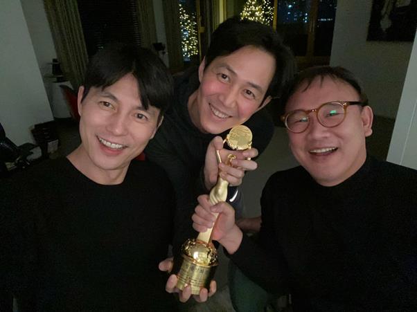 Actor Jung Woo-sung shared the joy of Lee Jung-jae and the Blue Dragon Film Award Academy Awards.Jung Woo-sung posted a picture with Lee Jung-jae and his acquaintance on his SNS on the 23rd and posted a pleasant comment .In the photo, Jung Woo-sung and Lee Jung-jae are wearing black tops and show off their handsome features, especially as they hold the Blue Dragon Film Award trophy together.At the 40th Blue Dragon Film Awards held on the 21st, Jung Woo-sung won the Academy Awards as a witness and expressed his joy to viewers by revealing his extraordinary friendship that a man who is watching TV at home, my friend Lee Jung-jae, is going to be more pleased than anyone else.This photo shows the Celebratory photoThe long friendship between Jung Woo-sung and Lee Jung-jae also gives warmth to the viewers.Meanwhile, Jung Woo-sung is about to release the movie Medical Talks and Beasts Who Want to Hold a straw, and Lee Jung-jae is currently appearing in JTBC drama Advisor 2.