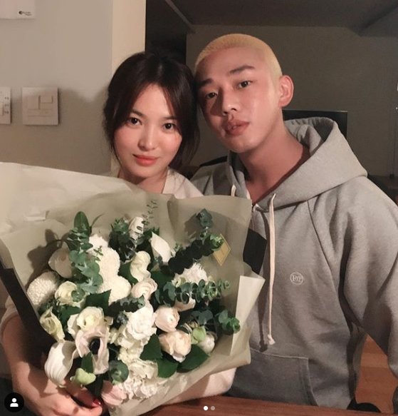 Yo Ah-in posted two photos on his SNS on the 22nd with the phrase LONG LIVE THE QUEEN.In the open photo, Yo Ah-in is with Song Hye-kyo holding a bouquet of flowers in his arms. He smiles with his face in a friendly face.Yoo Ah-in appears to have presented a bouquet of flowers as she celebrated Song Hye-kyos birthday on the day (22nd).The two men, who belong to the United Artists Agency, are also well known as the best friends of the entertainment industry.Meanwhile, Yo Ah-in will appear in the movie No Sound scheduled for release in 2020.