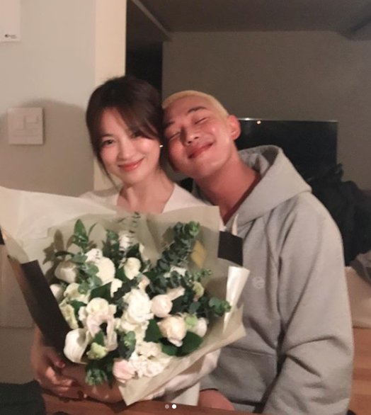 Yo Ah-in posted two photos on his SNS on the 22nd with the phrase LONG LIVE THE QUEEN.In the open photo, Yo Ah-in is with Song Hye-kyo holding a bouquet of flowers in his arms. He smiles with his face in a friendly face.Yoo Ah-in appears to have presented a bouquet of flowers as she celebrated Song Hye-kyos birthday on the day (22nd).The two men, who belong to the United Artists Agency, are also well known as the best friends of the entertainment industry.Meanwhile, Yo Ah-in will appear in the movie No Sound scheduled for release in 2020.