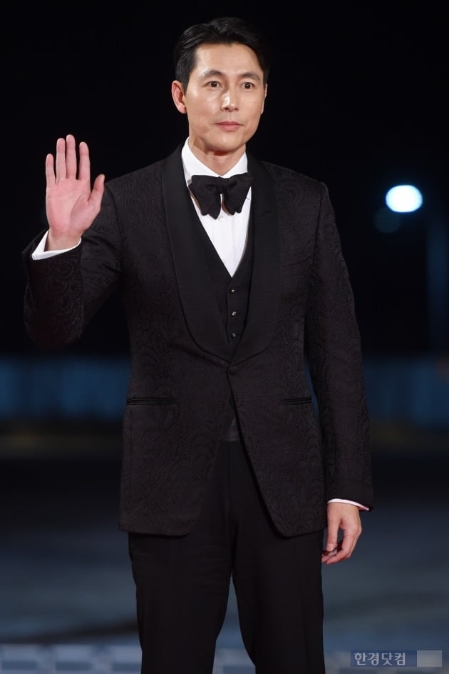Actor Jung Woo-sung, who won the Academy Awards at the Blue Dragon Film Festival, made a clever mention of his best friend, Actor Lee Jung-jae.At the 40th Blue Dragon Film Awards ceremony held in Paradise City, Yeongjong-do, Incheon on the 21st, Actor Jung Woo-sung won the first Blue Dragon Film Festival Academy Awards for Innocent Witness.Jung Woo-sung, who was on stage, said, I sat down and watched the awards ceremony and suddenly I wanted to receive the award.The reason for this was that I wanted to play with the words I thought parasites would receive it, but I did not even think about it. Jung Woo-sung said, I participated in Blue Dragon Film Award quite a lot, but Academy Awards were the first to ride.I did not plan and dream, so I was awarded this prize. I also thanked Kim Hyang-ki and the director who worked together through Innocent Witness.Finally, Jung Woo-sung said, I think my friend Lee Jung-jae, who is watching TV at home, is more pleased than anyone else.I am grateful, he said, and laughed and gave a warm heart to the deep friendship.Meanwhile, Jung Woo-sung and Lee Jung-jae have been best friends in the entertainment industry for more than 20 years since they made a relationship with the movie No Sun in 1999.Jung Woo-sung Blue Dragon Film Festival Academy Awards Jung Woo-sung Awards Comment on Lee Jung-jae at Home