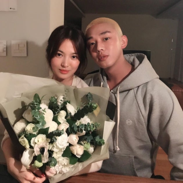 Actor Song Hye-kyo and Yoo Ah-in flaunted their unwavering friendshipOn the 22nd, Yoo Ah-in posted two photos on his Instagram with an article entitled LONG LIVE THE QUEEN.In the open photo, Song Hye-kyo and Yoo Ah-in are sitting side by side and smiling with their faces flexibly.In particular, Song Hye-kyo has a large bouquet in his arms, which seems to have been presented by Yoo Ah-in for Song Hye-kyo, who celebrated his birthday.The two are also famous for their company and best friends in the entertainment industry.Netizens responded to the unchanging friendship of the two people by saying Best Friends, It is good to see friendship beyond sex and Happy birthday to Hye Kyo sister.On the other hand, Yoo Ah-in is appearing as Taein in the movie No Sound scheduled to open in 2020, and Song Hye-kyo is considering his next film.The same agency met with the entertainment industry representative Song Hye-kyo birthday