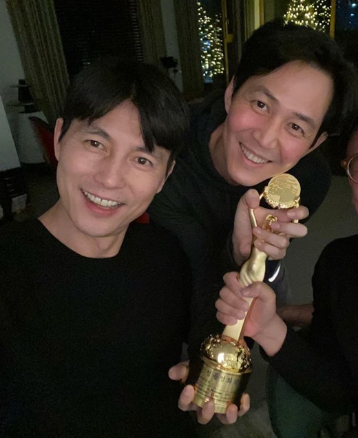 Actor Jung Woo-sung showed off his still-friendly friendship with Lee Jung-jae.Jung Woo-sung posted a picture on his Instagram on the 23rd with an article entitled : It was taken with Lee Jung-jae.In the public photos, Jung Woo-sung and Lee Jung-jae are smiling all over the world with the Academy Awards trophy of Jung Woo-sungs Blue Dragon Film Award.Netizens responded to the friendship of the two people, such as I am happy with my eyes, There is a man of Jung Woo-sung and I always support friendship.Jung Woo-sung won the Academy Awards for the movie Witness at the 40th Blue Dragon Film Awards held on the 21st.On this day, he expressed his special affection and focused his attention on the award, saying, I think a man who is watching my Trophy in his hand on TV at home, and my friend Lee Jung-jae will be delighted together.